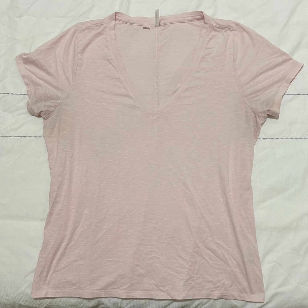Travis Mathew pink t-shirt - size XL